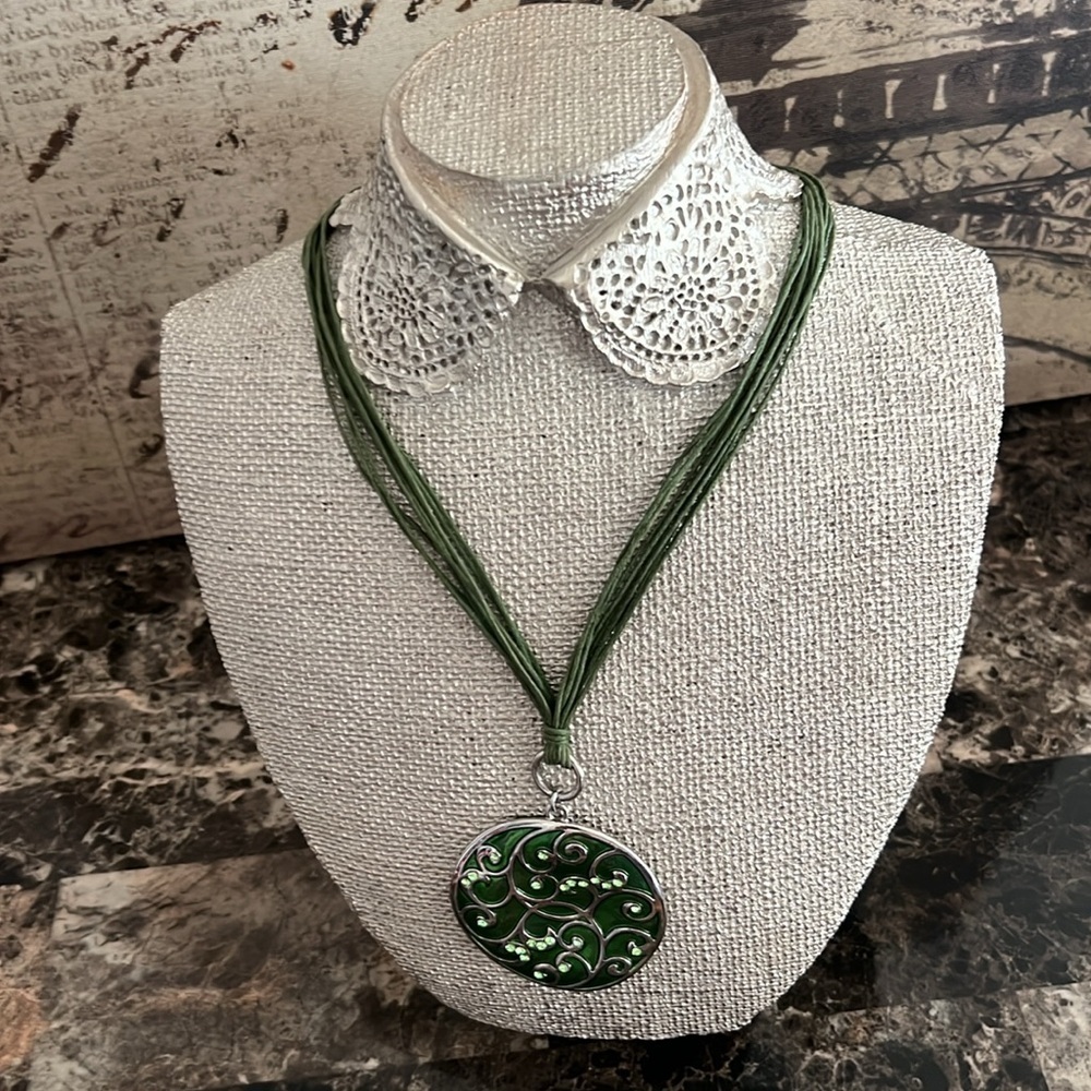 Green Pendant Necklace EUC - Picture 7 of 8